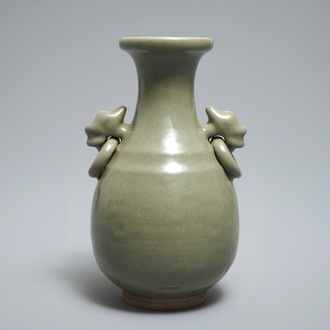 Un vase en porcelaine de Chine céladon monochrome à décor incisé, 19/20ème