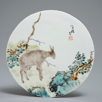 Une plaque ronde en porcelaine de Chine qianjiang cai, 20ème