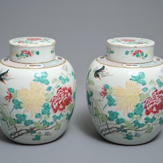 Une paire de pots couverts en porcelaine de Chine famille rose, marque de Qianlong, 19/20ème