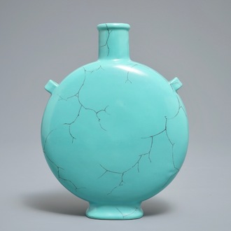 Un vase en forme de lune en porcelaine de Chine faux-turquoise, marque de Qianlong, 20ème