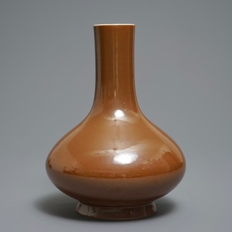 Un vase de forme bouteille en porcelaine de Chine brun capucin, marque de Qianlong, 19ème