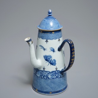 Een Chinese blauwwitte 'Pronk'-atelier chocoladekan met insecten naar Merian, Qianlong, ca. 1740