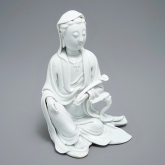 Een Chinees blanc de Chine model van Guanyin met reliëfmerk op de rug, 18e eeuw