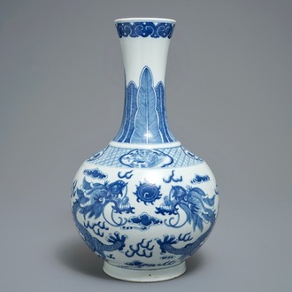 A Chinese blue and white bottle vase with dragons, 19/20th C.