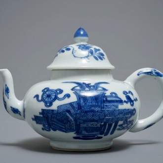 Een Chinese blauwwitte gedekselde theepot met decor van antiquiteiten, Kangxi