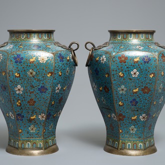 Een paar Chinese cloisonné vazen met floraal decor en ringoren, 19e eeuw