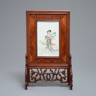 A small Chinese famille rose rootwood table screen, 19/20th C.