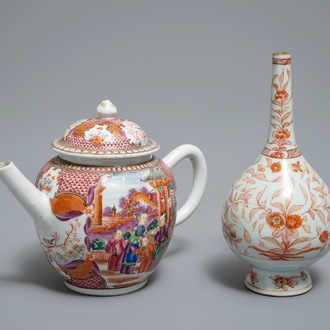 Un aspersoir en rouge de fer et doré et une théière à décor mandarin en porcelaine de Chine famille, Kangxi et Qianlong