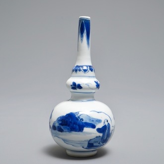 Un vase de forme double gourde en porcelaine de Chine bleu et blanc, Kangxi