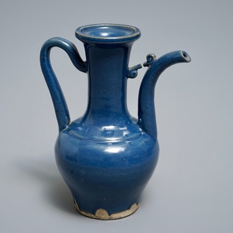 A Chinese monochrome blue ewer, 19th C.