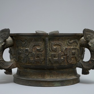 An unusual Chinese ‘gui’ bronze ritual vessel of unusual shape with three ears, 18/19th C.