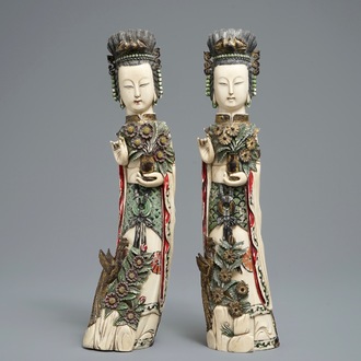 Een paar polychrome Chinese ivoren figuren van dames, 1e helft 20e eeuw