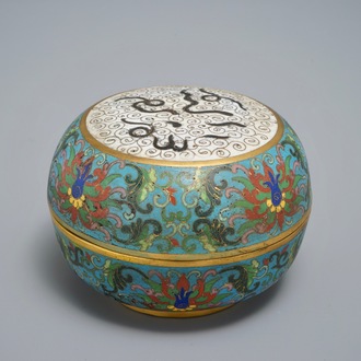 Een ronde Chinese cloisonné dekseldoos, Qianlong merk, 19/20e eeuw