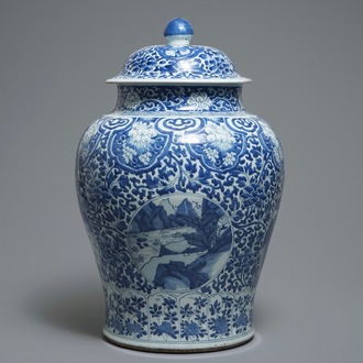 Un grand vase couvert en porcelaine de Chine bleu et blanc aux médaillons de paysages, Kangxi