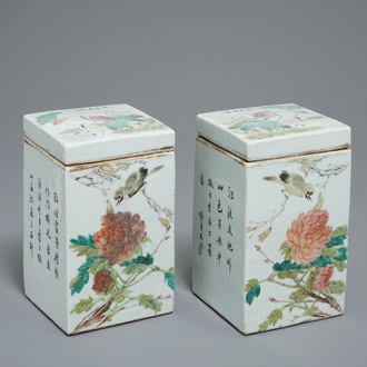 Une paire de pots couverts de forme carré en porcelaine de Chine qianjiang cai, 19/20ème
