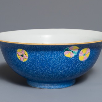 Un bol en porcelaine de Chine famille rose sur fond bleu sgraffiato, marque de Qianlong, 19ème
