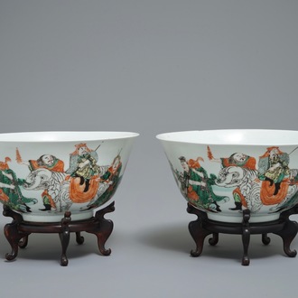 A pair of Chinese famille verte bowls with elephants, 19th C.