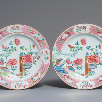 Une paire de plats en porcelaine de Chine famille rose à décor de cailles parmi fleurs, Yongzheng/Qianlong