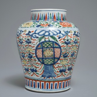 Un vase en porcelaine de Chine wucai aux emblèmes bouddhistes, époque Transition, Chongzhen/Shunzhi