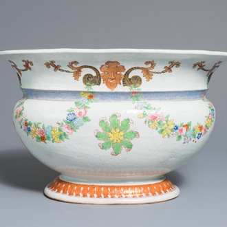 Un rafraichissoir à bouteilles en porcelaine de Chine famille rose d’après Pronk, Qianlong, vers 1740