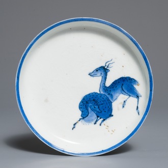 Une coupe en porcelaine bleu et blanc Ai-Kutani de Japon à décor de deux cerfs, Edo, 17ème