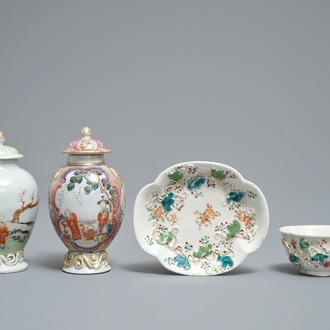 Deux boîtes à thé et une tasse et soucoupe à décor en relief en porcelaine de Chine famille rose, Yongzheng/Qianlong