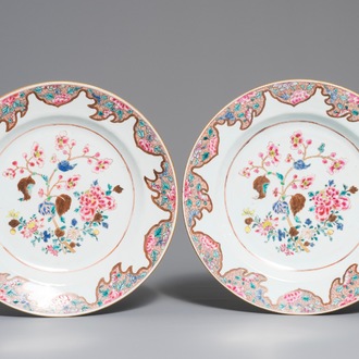 Une paire de plats en porcelaine de Chine famille rose à décor floral, Yongzheng/Qianlong