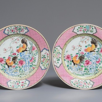 Une paire d'assiettes en porcelaine de Chine famille rose à décor de coqs, Yongzheng