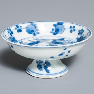 Une petite coupe sur piedouche en porcelaine de Chine bleu et blanc, marque de Chenghua, Wanli