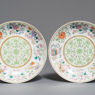 Une paire de coupes en porcelaine de Chine famille rose aux décor Baijixiang, marque et époque de Tongzhi