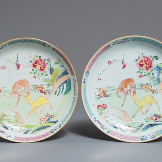 Une paire d'assiettes en porcelaine de Chine famille rose à décor de cerfs, Yongzheng/Qianlong