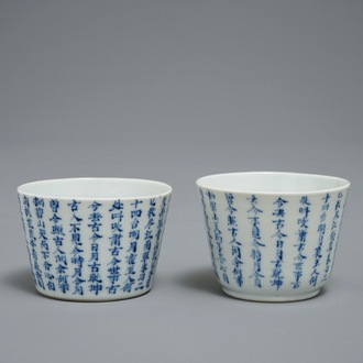 A pair of Chinese blue and white Vietnamese market Bleu de Hue calligraphy bowls, 19th C.