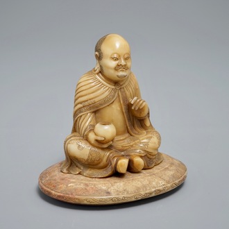 A Chinese carved Shoushan soapstone figure on inscribed base, 19/20th C.