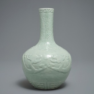 Un vase de forme bouteille en porcelaine de Chine céladon à décor en relief, marque de Qianlong, 19/20ème