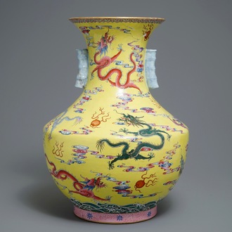 Un vase de forme hu en porcelaine de Chine famille rose à fond jaune, marque de Qianlong, 20ème
