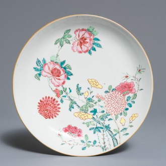 Een fijn Chinees famille rose bord met floraal decor, ex-coll. Augustus de Sterke, Yongzheng/Qianlong