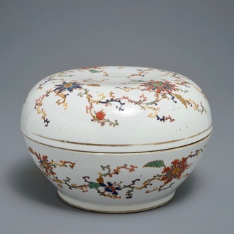 A Chinese famille rose box and cover with floral design, Zhou Shunxing mark, 19/20th C.