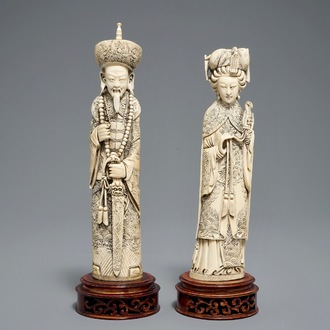Een paar Chinese ivoren figuren van een keizer en een keizerin, 2e helft 19e eeuw