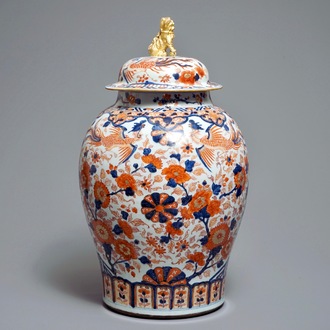 Un grand vase couvert en porcelaine de Chine de style Imari aux fénix et qilins, Kangxi