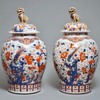 Een paar zeer grote Chinese Imari-stijl dekselvazen met fazanten en bloesems, Kangxi