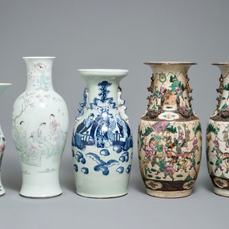Vijf Chinese famille rose en blauwwitte vazen, 19/20e eeuw