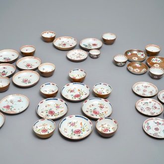 Un lot de 15 tasses et 21 soucoupes en porcelaine de Chine famille rose sur fond brun capucin, Qianlong