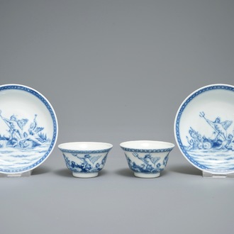 Een paar Chinese blauwwitte koppen en schotels met mythologisch decor van Neptunus, Qianlong