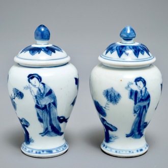 Une paire de vases couverts miniatures ou boîtes à thé en porcelaine de Chine bleu et blanc, Kangxi