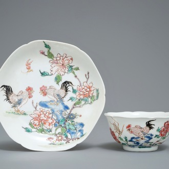Une tasse et soucoupe en porcelaine de Chine famille rose à décor de coqs, Yongzheng