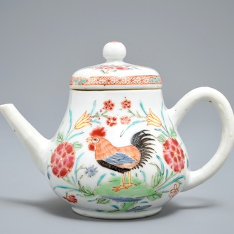 Une théière en porcelaine de Chine famille rose à décor de coqs, Yongzheng