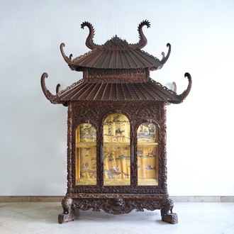 Une vitrine en forme de pagode en bois sculpté, Chine, vers 1900