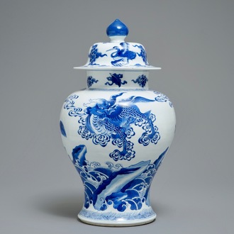 Un vase couvert en porcelaine de Chine bleu et blanc à décor d'animaux mythiques, Kangxi