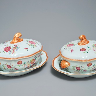 Une paire de terrines couvertes sur présentoirs en porcelaine de Chine famille rose, Qianlong