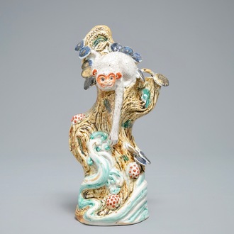 Un vase d'applique en porcelaine Arita de Japon à décor d'un singe, Edo, 17/18ème